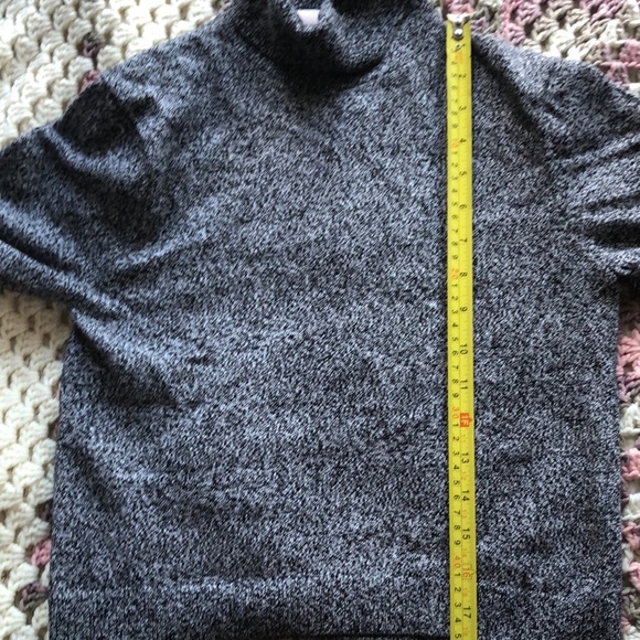 Sunday Best Aritzia—Grey Turtleneck Shirt - Picture 8 of 9